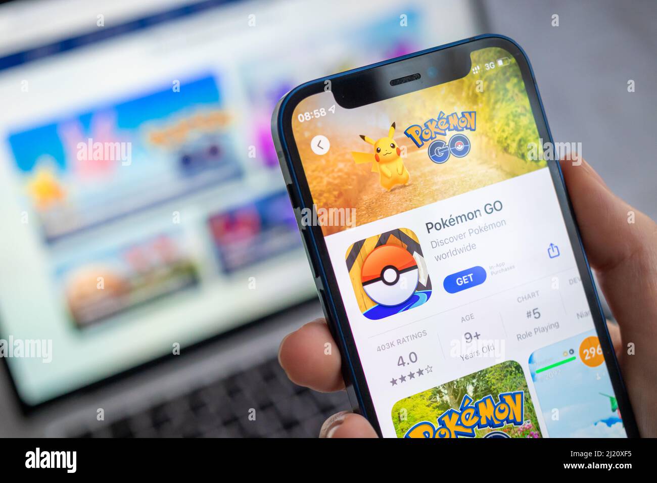 Poltava, Ukraine - 22. März 2022: Pokemon Go Spiel-App auf dem Handy-Bildschirm. Frau mit PokemonGo-Anwendung, Symbol Nahaufnahme Foto Stockfoto