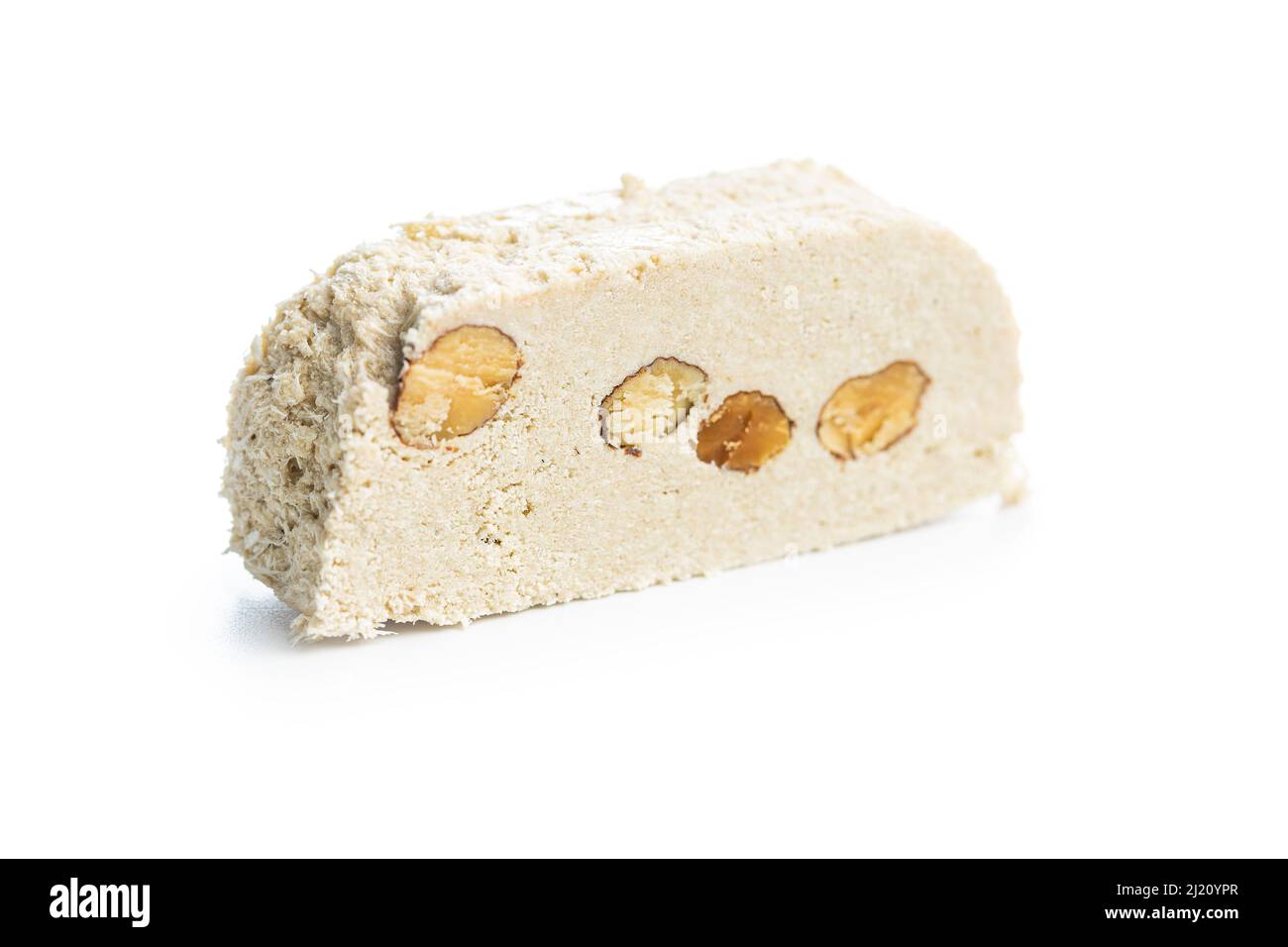 Süßer Tahini-Halva mit Mandeln. Türkisches Dessert isoliert auf weißem Hintergrund. Stockfoto