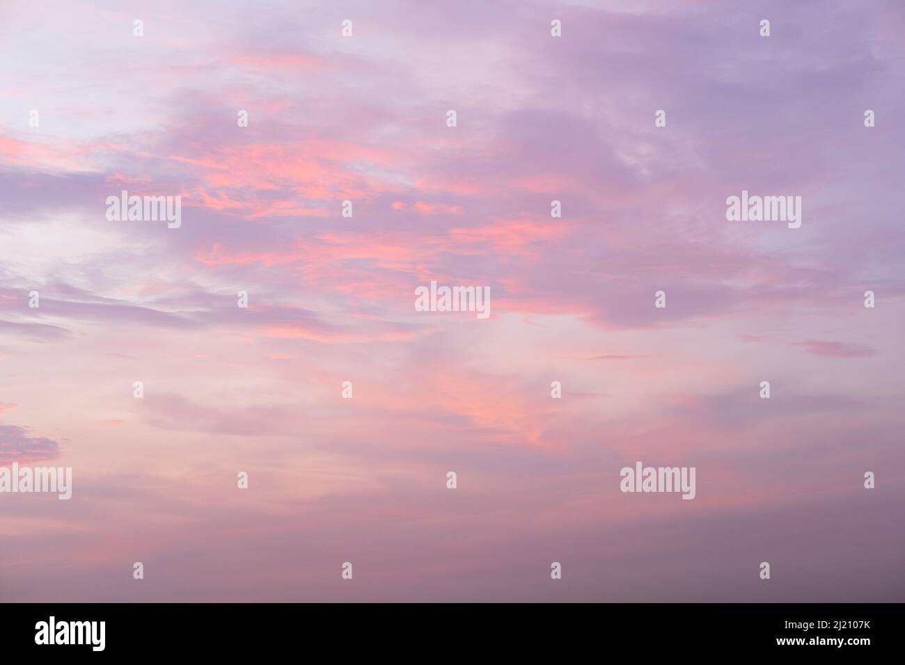 Wunderschöner, stimmungsvoller rosafarbener Himmel. Wolken bei Sonnenuntergang. Abstrakter natürlicher Hintergrund. Stockfoto