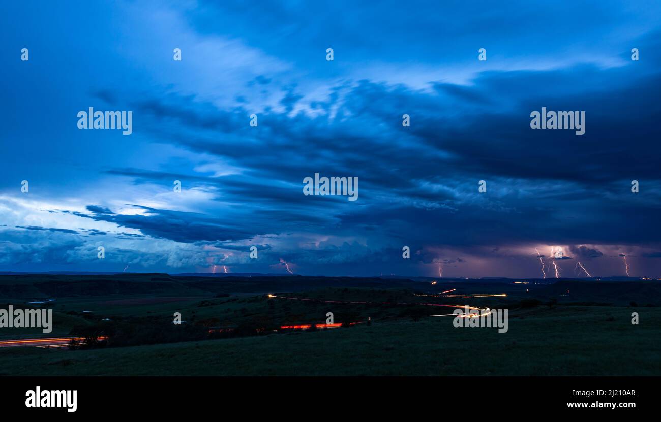 Blitze und Autoleuchten auf dem Van Reenen's Pass Südafrika Stockfoto