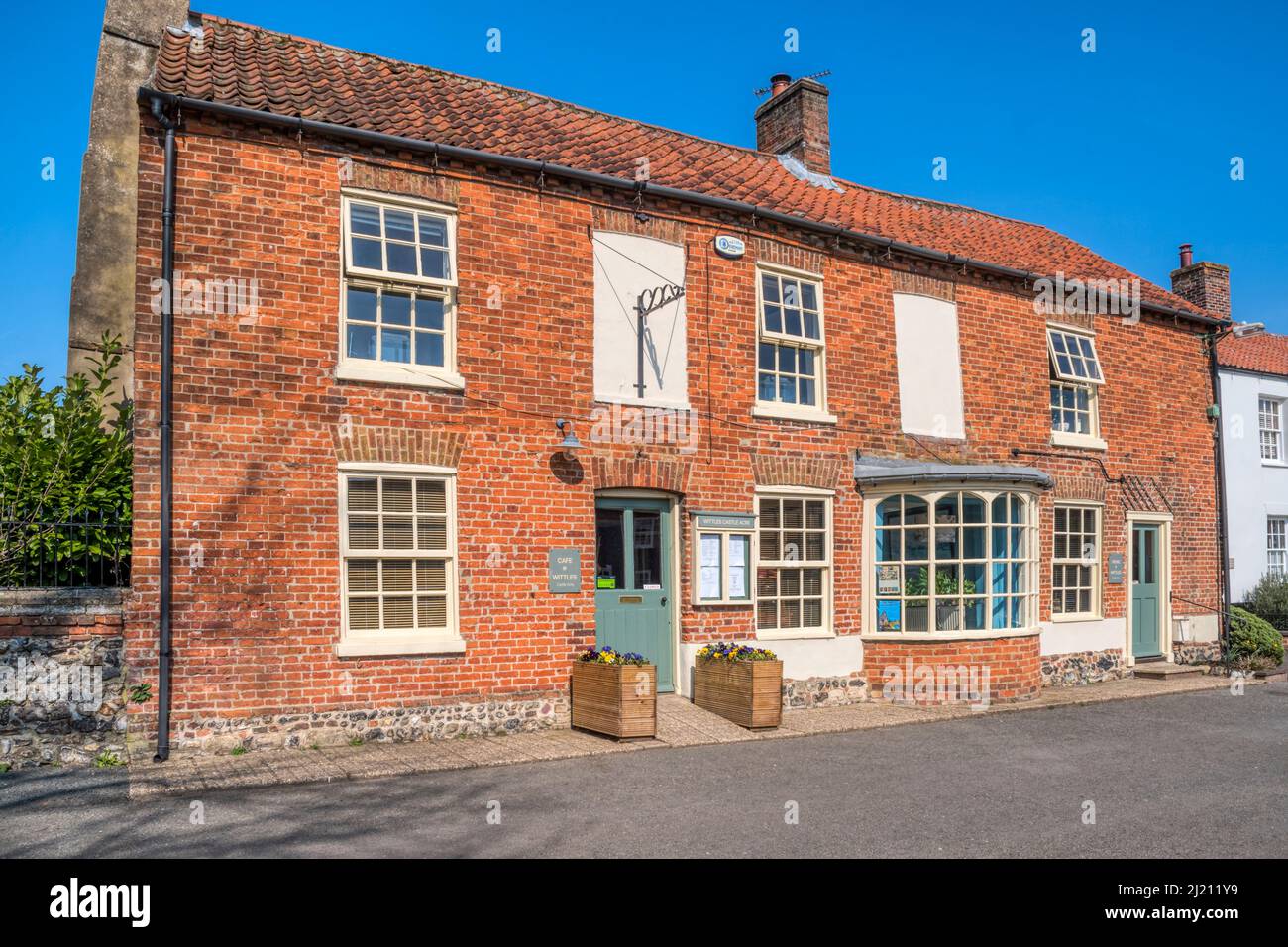 Die Räumlichkeiten des Wittles-Cafés in Castle Acre, Norfolk. Stockfoto