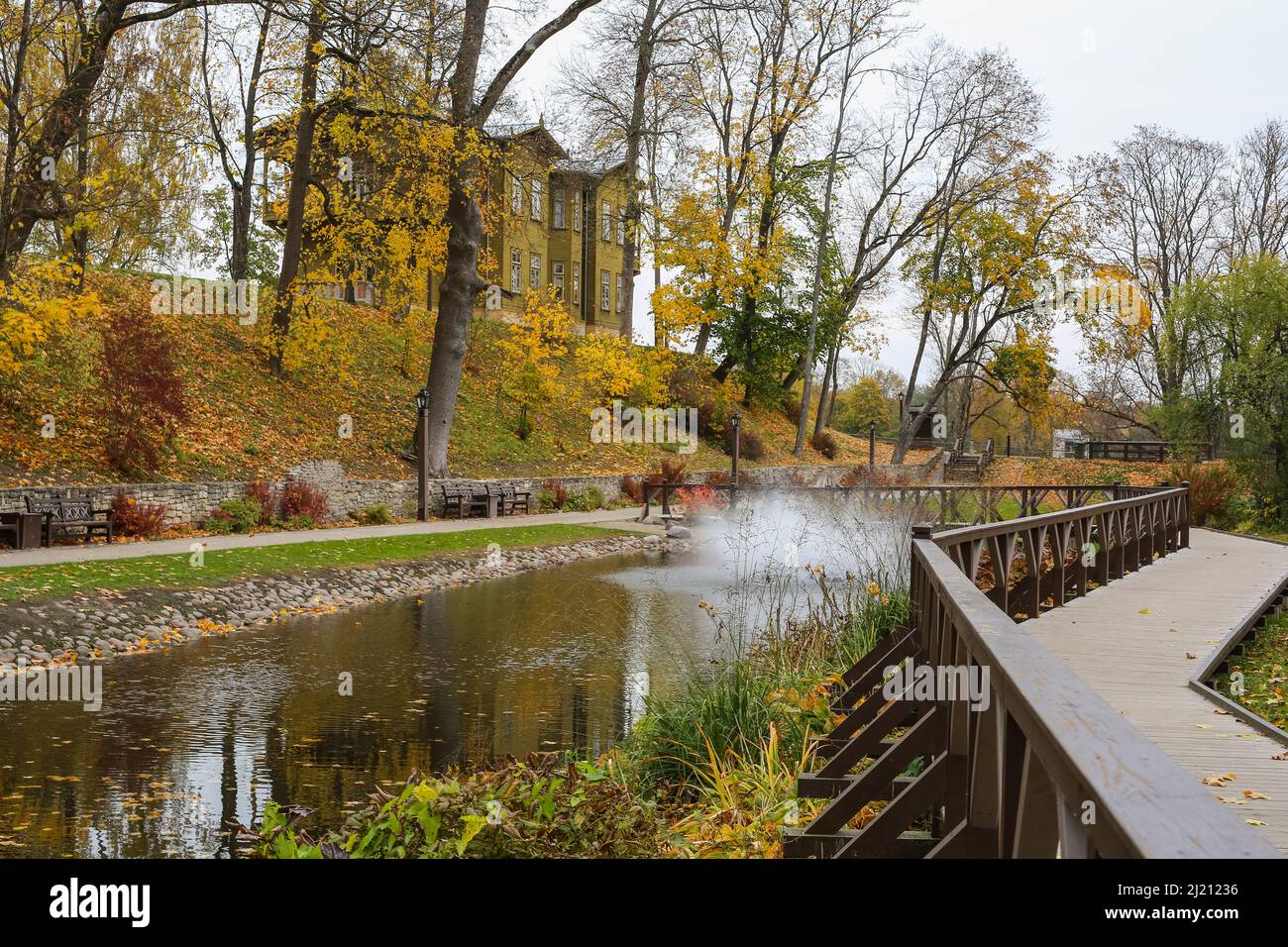 Herbstpark in der lettischen Stadt Kuldiga. Lettische Seite. Stockfoto