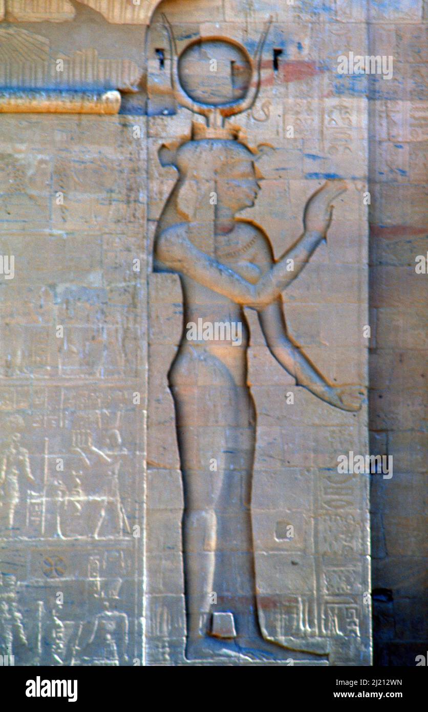 Assuan Ägypten Philae Tempel von Isis Schnitzerei von Isis Königin der Götter Stockfoto