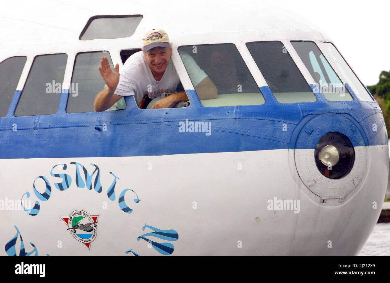 DAVE DRIMER WINKT AUS DEM WELTWEIT EINZIGEN PLANEBOAT. DAS FLUGZEUGBOOT IST EIN BOOT AUS DEM LANDFLUGZEUG ( BOEING 307 STRATOLINER ), DAS ZUVOR IM BESITZ VON HOWARD HUGHES.FT WAR. LAUDERDALE, USA. BILD: GARY ROBERTS Stockfoto