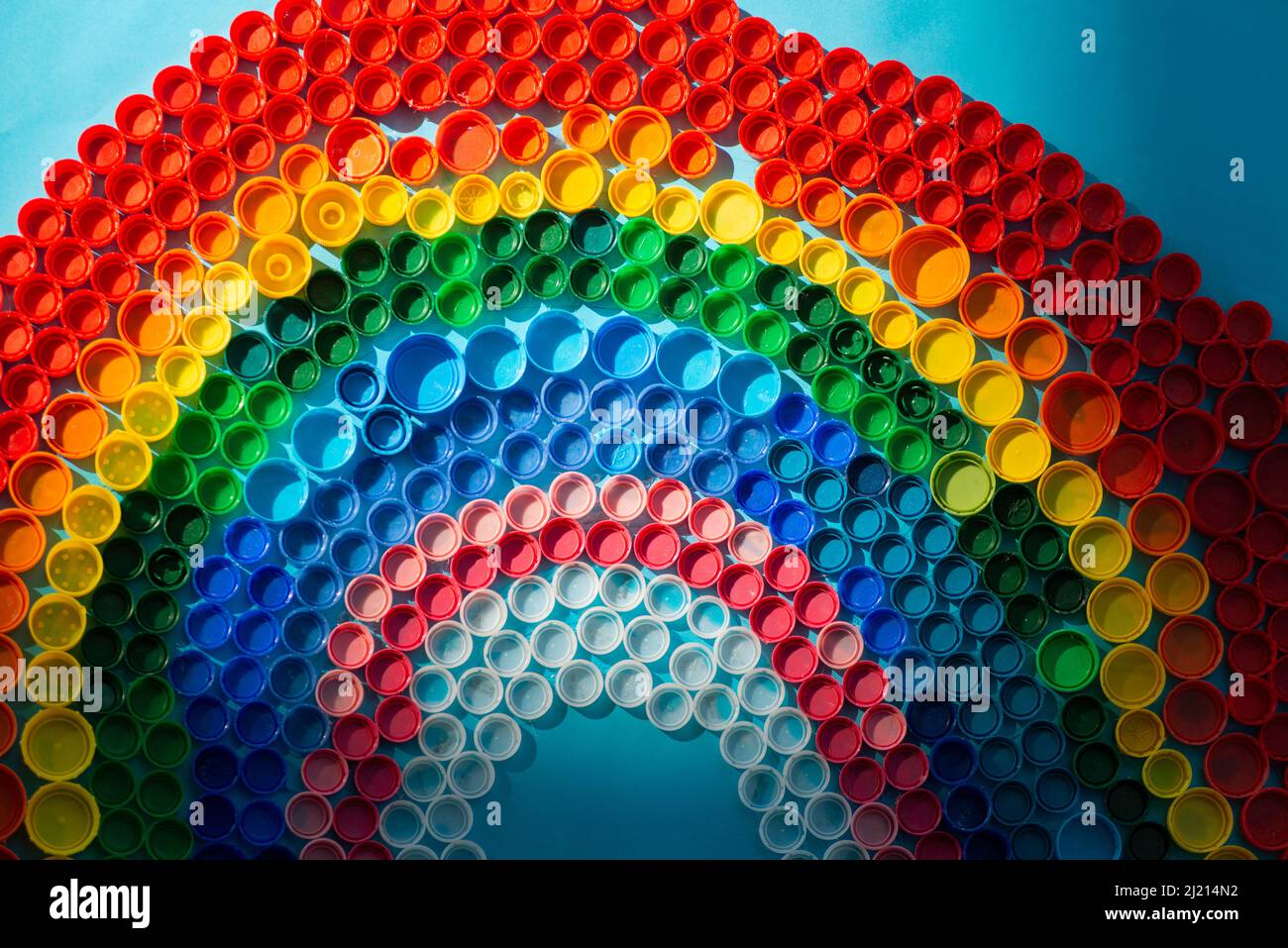 Farbige Plastikkappen erzeugen einen Regenbogen Stockfoto