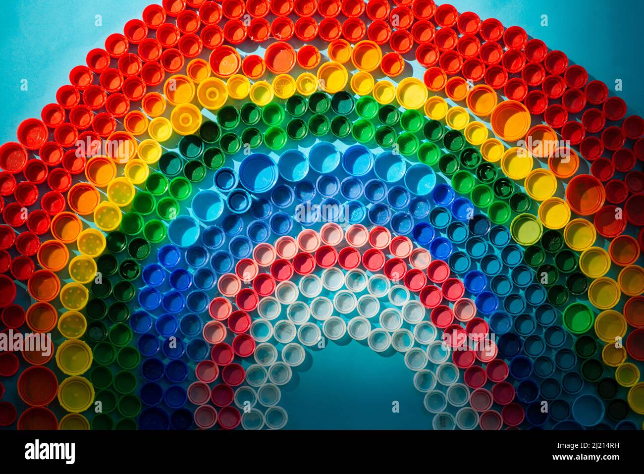 Farbige Plastikkappen erzeugen einen Regenbogen Stockfoto