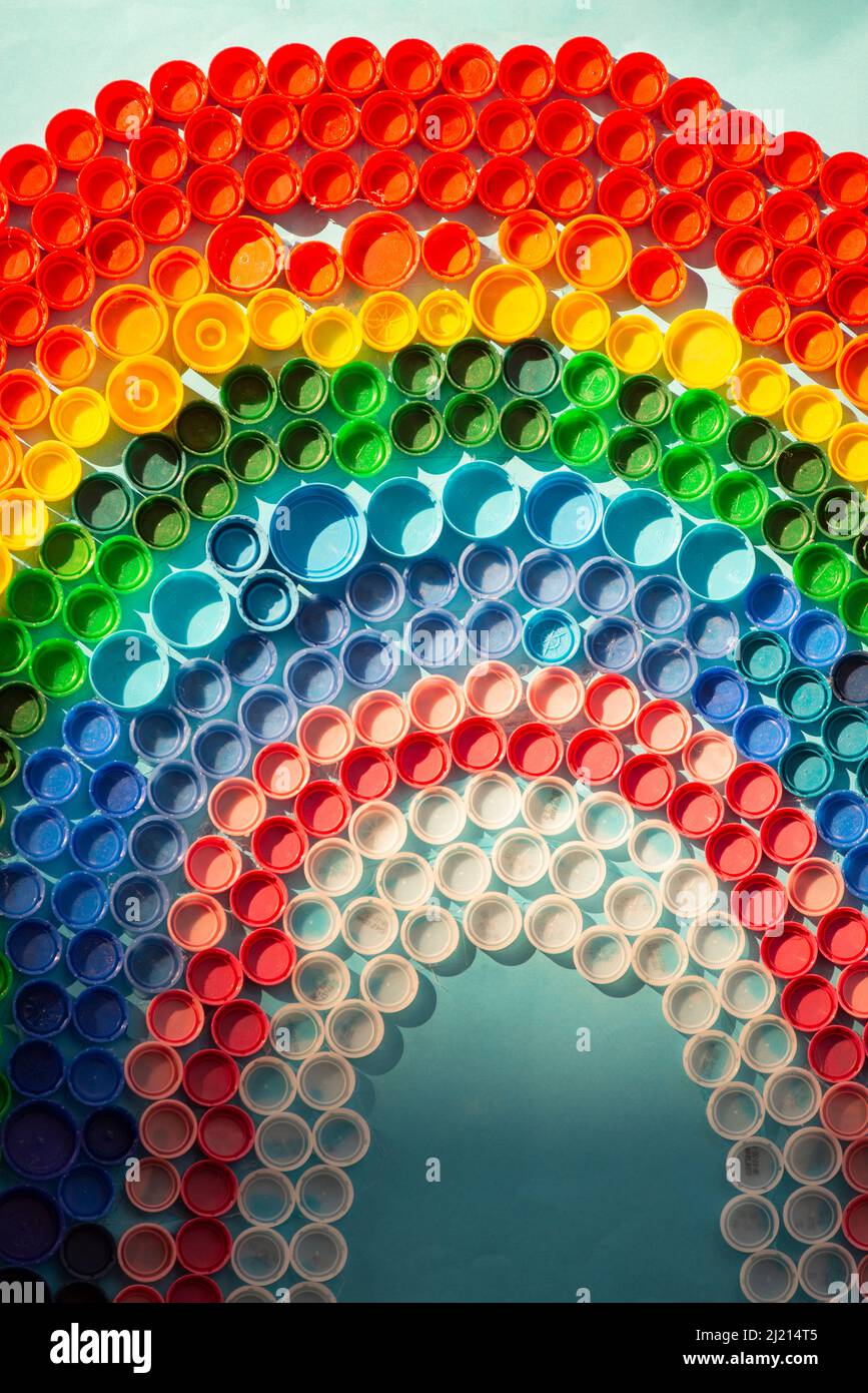 Farbige Plastikkappen erzeugen einen Regenbogen Stockfoto