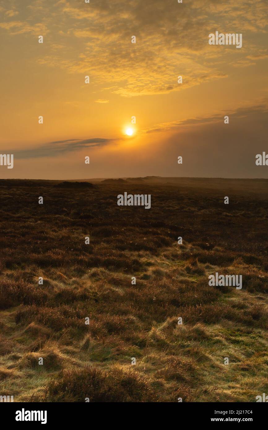 Sonnenaufgang über einem Moor in Northumberland, Großbritannien Stockfoto