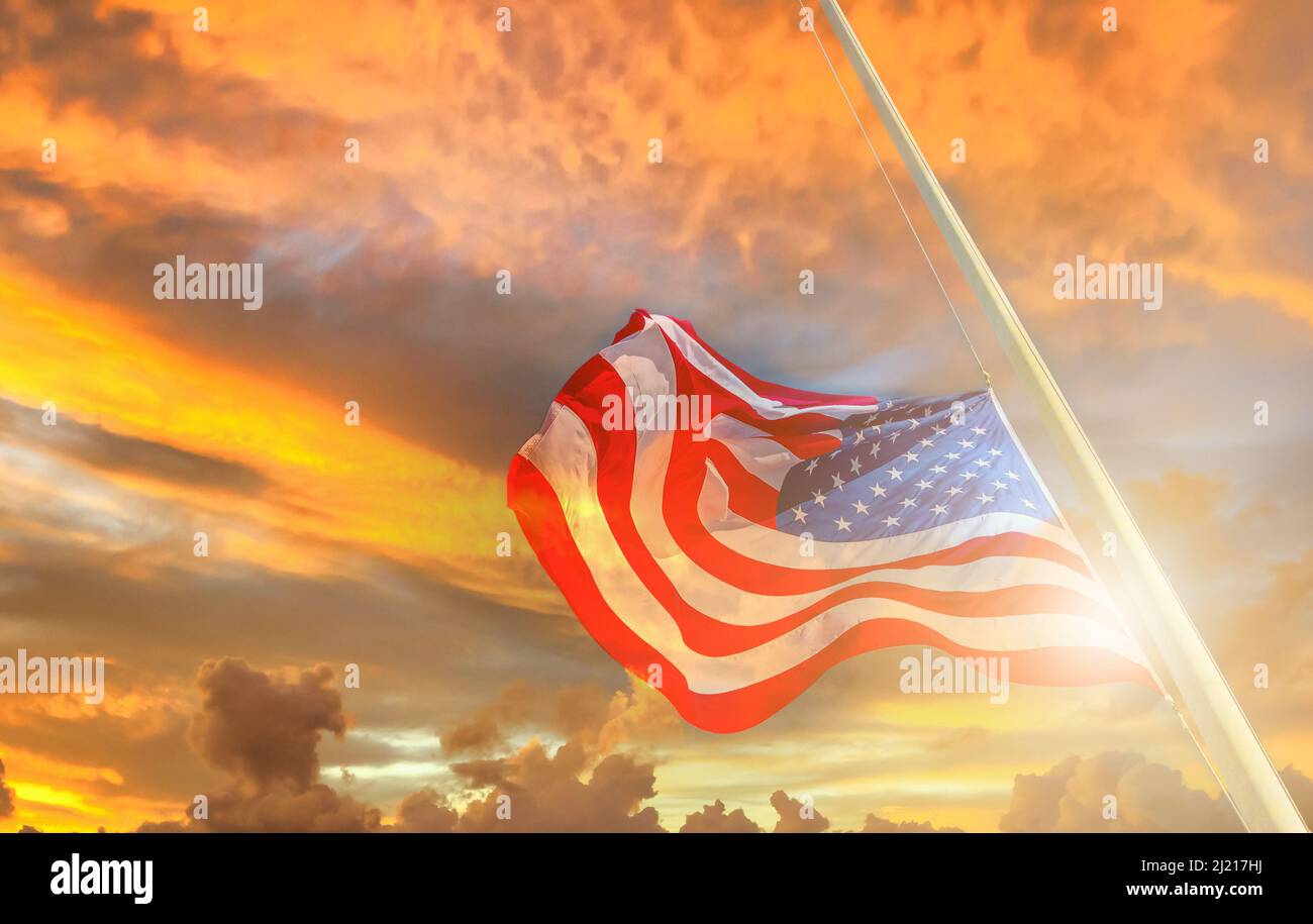 Amerikanische Flagge bei Sonnenuntergang. Patriotisches Konzept der Vereinigten Staaten für den Unabhängigkeitstag und die Feiertagsfeier am 4.. Juli. Amerikanische nationale Geschichte Stockfoto
