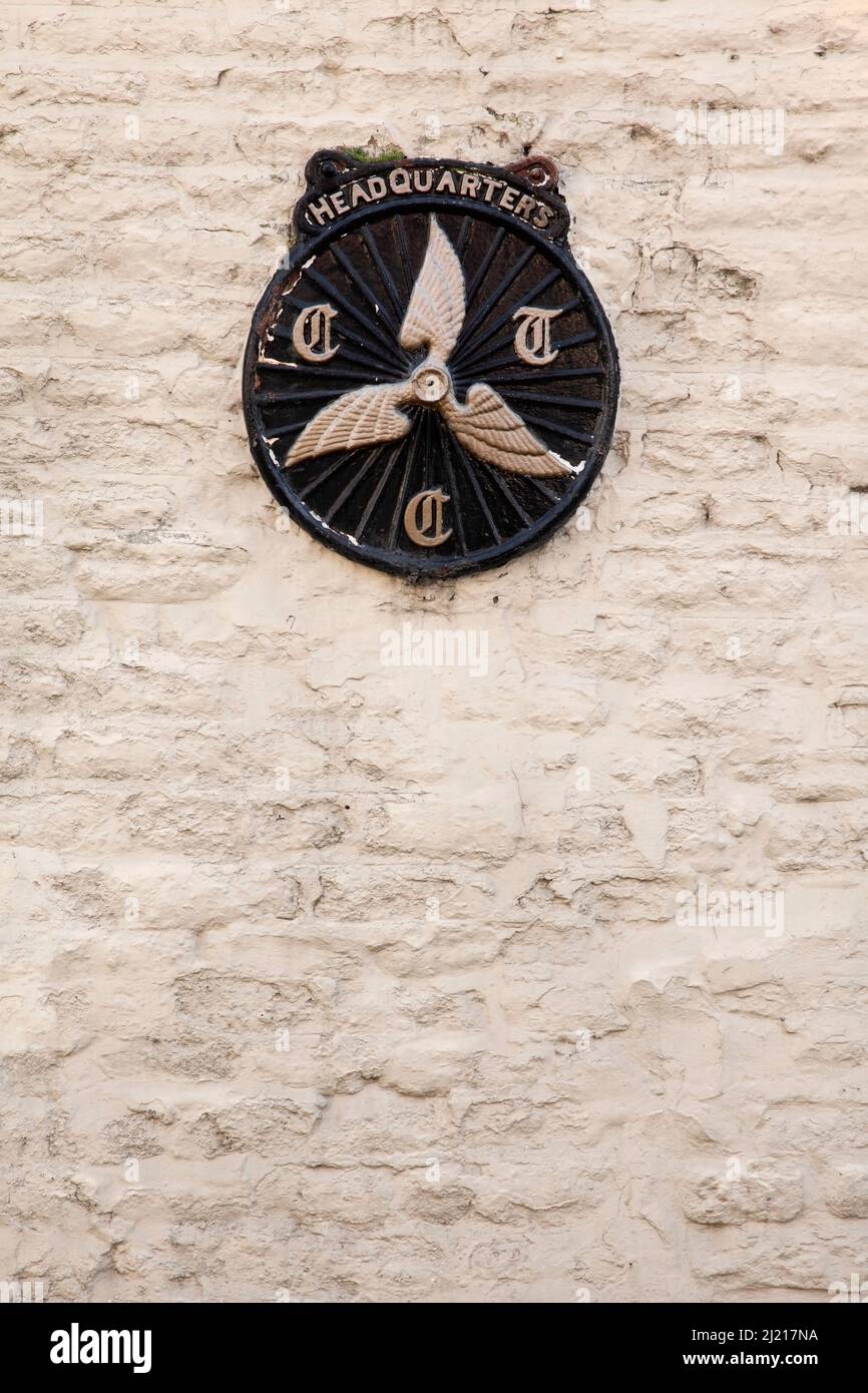 Wappen des Hauptquartiers des Cyclist's Touring Club an der Seite des Gebäudes, Birdgate, Pickering, North Yorkshire, Großbritannien. Stockfoto