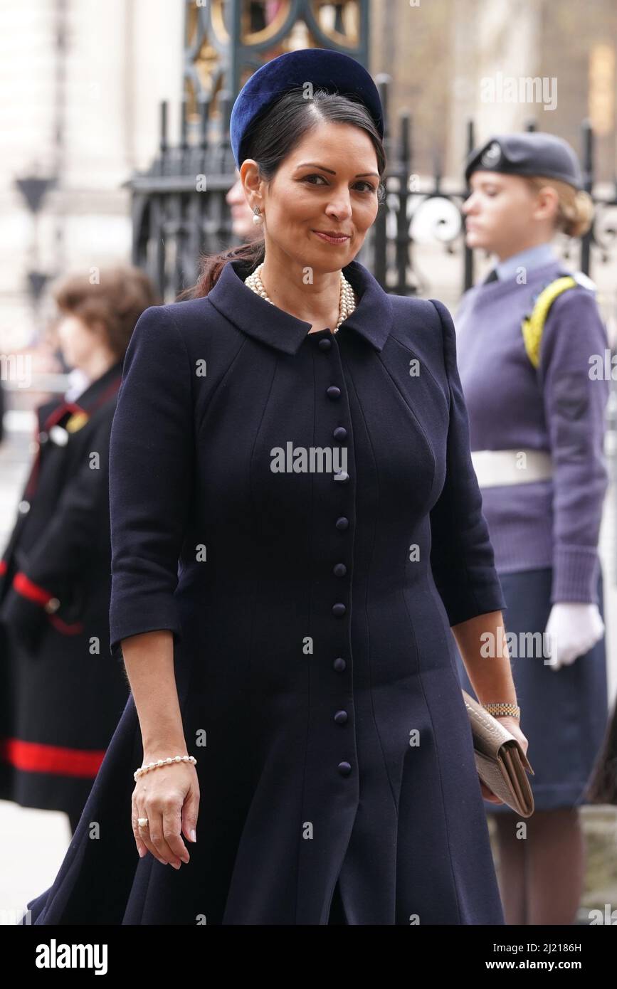 Innenministerin Priti Patel bei der Ankunft für einen Erntedankgottesdienst für das Leben des Herzogs von Edinburgh in der Westminster Abbey in London. Bilddatum: Dienstag, 29. März 2022. Stockfoto