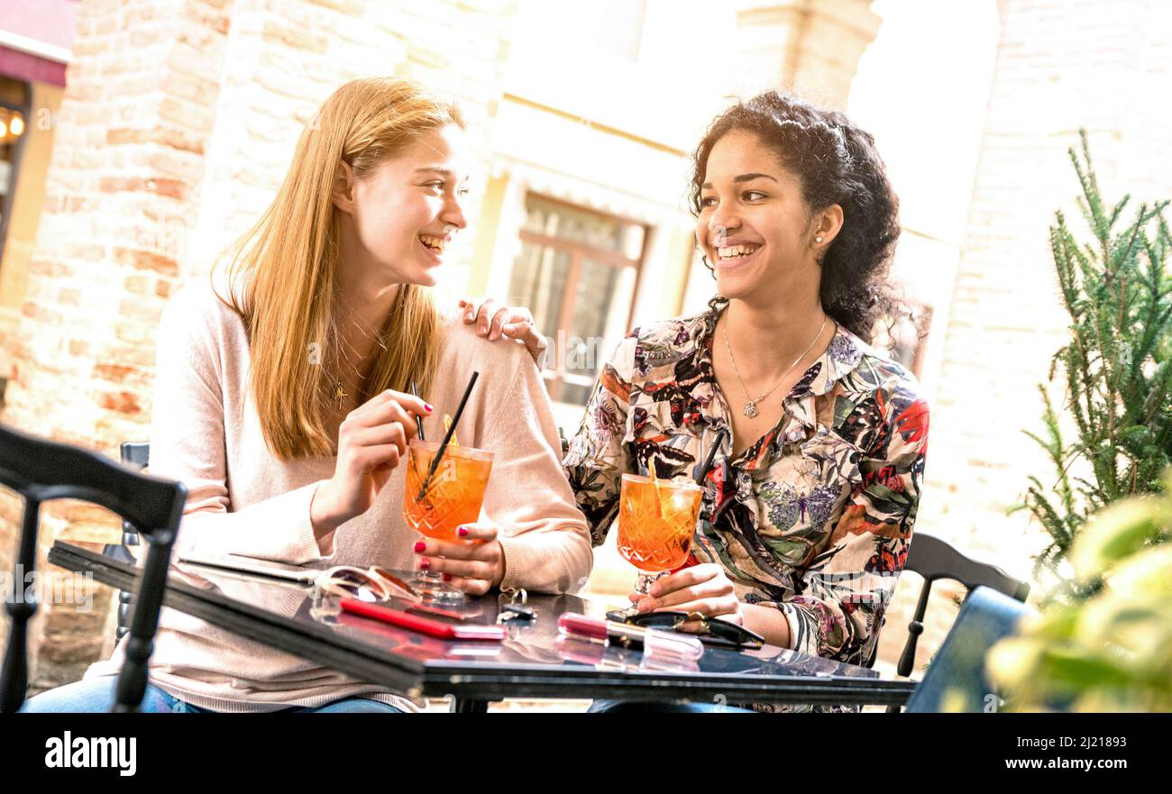 Zur Happy Hour trinken junge Frauen Cocktails in der Bar im Freien - Freundschaftskonzept mit Jahrtausende-Freundinnen, die gemeinsam richtig Spaß haben Stockfoto