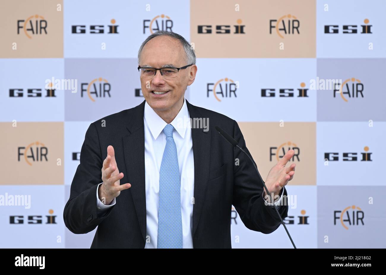 Darmstadt, Deutschland. 29. März 2022. Paolo Giugellino, Wissenschaftlicher Direktor GSI und FAIR, spricht bei der symbolischen Spatenstich-Zeremonie für das Fair Control Center (FCC). Am GSI Helmholtz-Zentrum für Schwerionenforschung entsteht eines der größten und komplexesten Bauprojekte für internationale Spitzenforschung. Die Leitstelle soll ein entscheidender Knotenpunkt der gesamten Infrastruktur auf dem GSI/FAIR Campus sein. Künftig werden alle Beschleunigeranlagen von GSI und FAIR von diesem Standort aus gesteuert. Kredit: Arne Dedert/dpa/Alamy Live Nachrichten Stockfoto