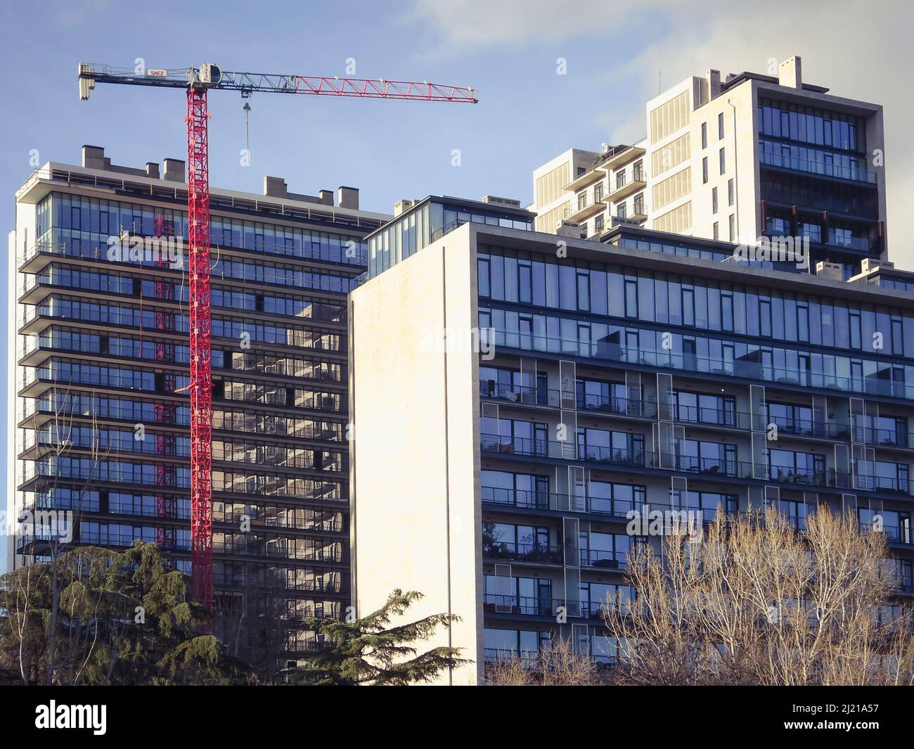Georgien, Tiflis. 29. März 2022. Moderne mehrstöckige Wohngebäude in Tiflis. Stockfoto