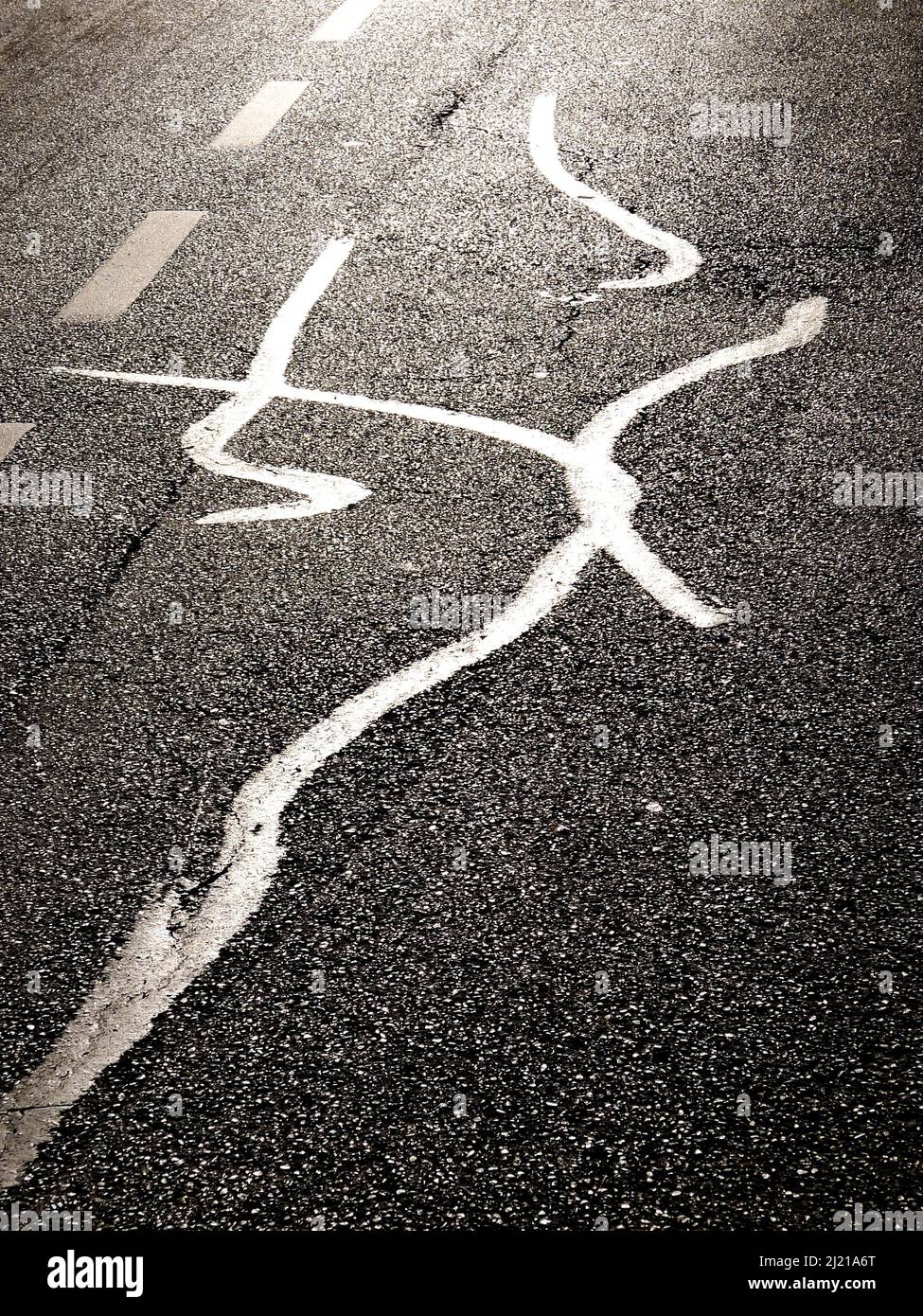 Nahtloses Muster auf asphaltierter Straße. Asphaltstraße reflektiert Abendsonne. Stockfoto