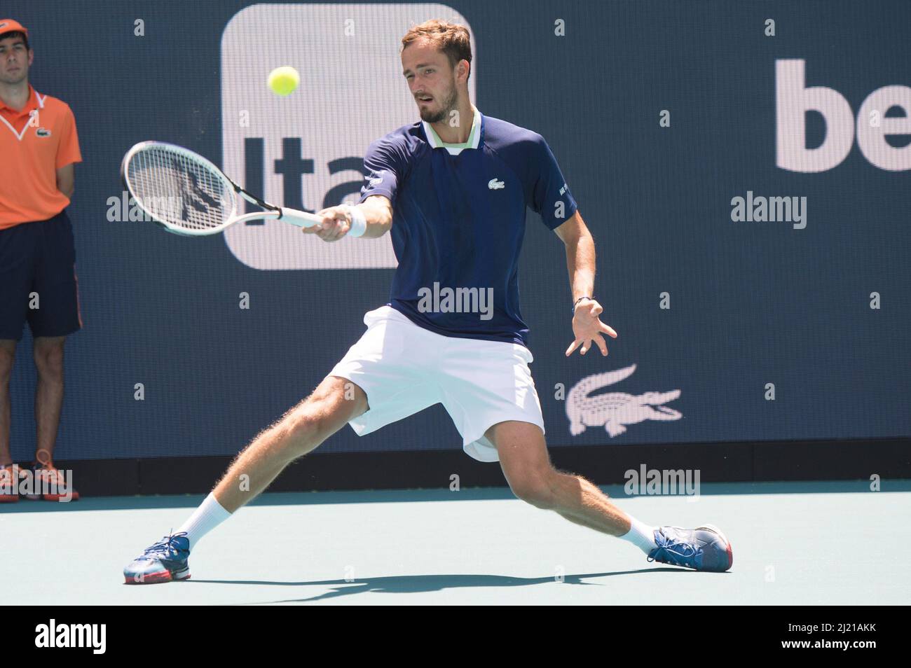Daniil Medvedev (RUS) besiegte Pedro Martinez (ESP) 6-3, 6-4, bei den Miami Open, die am 28. März 2022 im Hard Rock Stadium in Miami Gardens, Florida, gespielt wurden: © Karla Kinne/Tennisclix/CSM Stockfoto