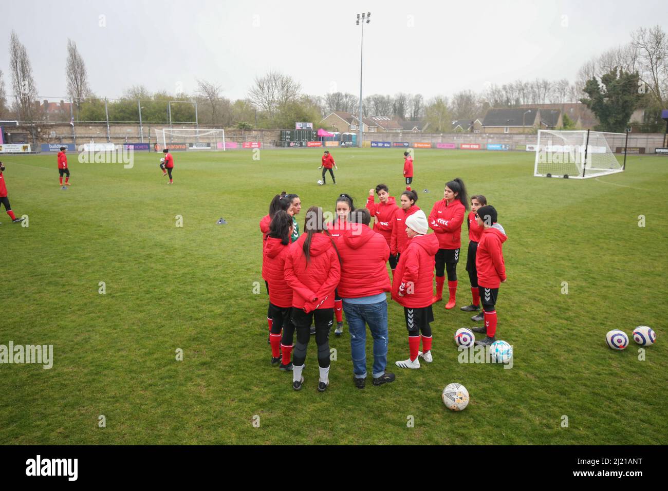 Spieler der afghanischen Entwicklungsteams sprechen vor einem Spiel gegen das Parlamentarische Frauenteam im Dulwich Hamlet Football Club, Süd-London, über Taktik. Amnesty International UK startet seinen Fußball-Willkommensmonat – eine Initiative zur Aufnahme von Flüchtlingen und Asylsuchenden in die britischen Gemeinden – durch die Durchführung eines Fußballspiels zwischen dem afghanischen Entwicklungskommando und der parlamentarischen Frauenmannschaft. Bilddatum: Dienstag, 29. März 2022. Stockfoto
