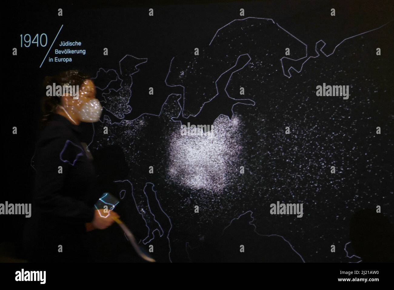 Berlin, Deutschland. 29. März 2022. Ein Museumsmitarbeiter geht an einer Visualisierung im Eingangsbereich der Ausstellung "Unser Mut. Juden in Europa 1945-48' Vergangenheit einer Visualisierung. Die erste Sonderausstellung im neuen Dokumentationszentrum "Flucht, Vertreibung, Versöhnung" widmet sich jüdischen Nachkriegserfahrungen von Flucht, Vertreibung, Selbstsicherheit und Wiederaufbau. Die Ausstellung ist vom 31. März bis 30. September geöffnet. Quelle: Carsten Koall/dpa/Alamy Live News Stockfoto