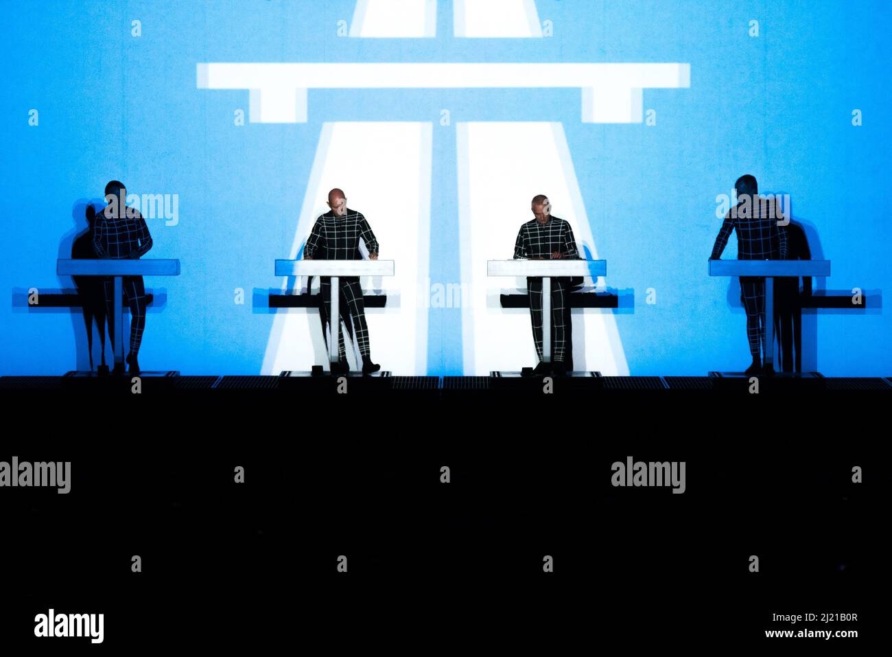 SPANIEN, BILBAO, GUGGENHEIM MUSEUM 2016: Die deutsche Elektronikband Kraftwerk spielt live auf der Bühne des Guggenheim Museums in Bilbao für ihre Tournee „The Catalog – 1 2 3 4 5 6 7 8“ Stockfoto