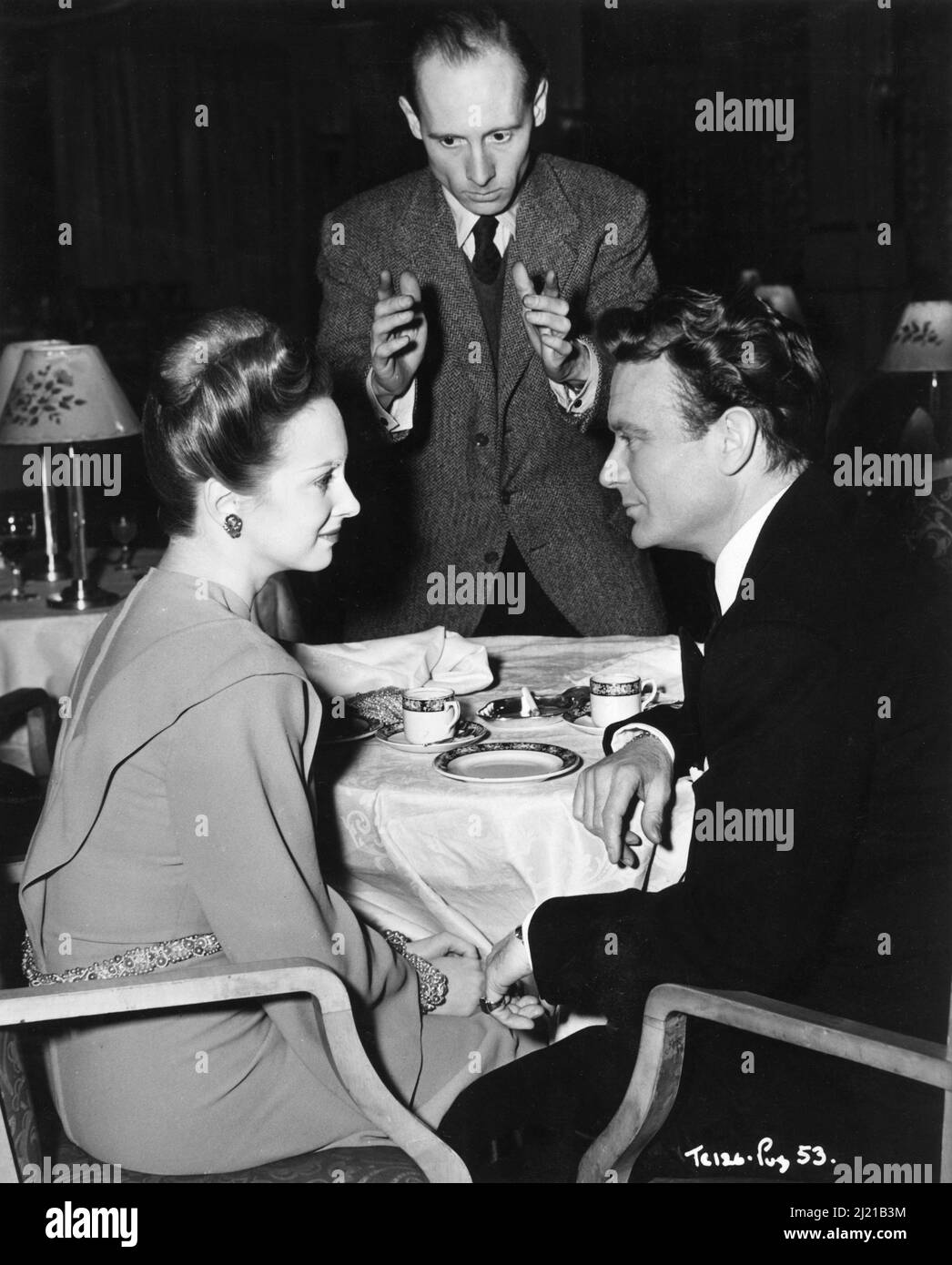JOAN GREENWOOD Regisseur ROY WARD BAKER und JOHN MILLS am Set offen in den Denham Studios während der Dreharbeiten ZUM OKTOBER-MANN 1947 Regisseur ROY WARD BAKER Roman / Drehbuch / Produzent Eric Ambler Two Cities Films / General Film Distributors (GFD) Stockfoto
