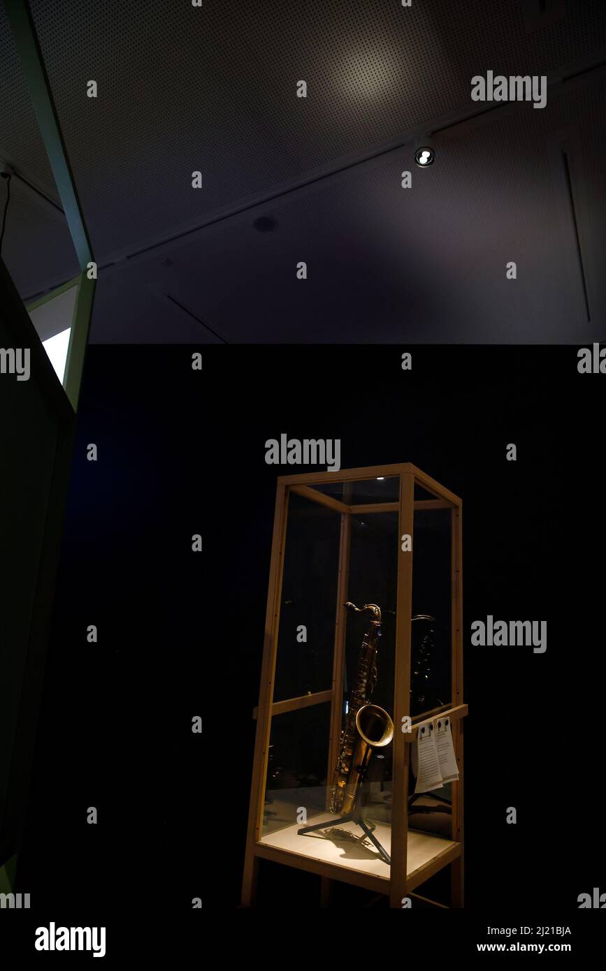 Berlin, Deutschland. 29. März 2022. Das Saxophon des Musikers Henry Baigelman von der Band 'The Happy Boys' ist in der Ausstellung 'Our Courage. Juden in Europa 1945-48'. Die erste Sonderausstellung im neuen Dokumentationszentrum "Flucht, Vertreibung, Versöhnung" widmet sich jüdischen Nachkriegserfahrungen von Flucht, Vertreibung, Selbstsicherheit und Wiederaufbau. Die Ausstellung ist vom 31. März bis 30. September geöffnet. Quelle: Carsten Koall/dpa/Alamy Live News Stockfoto
