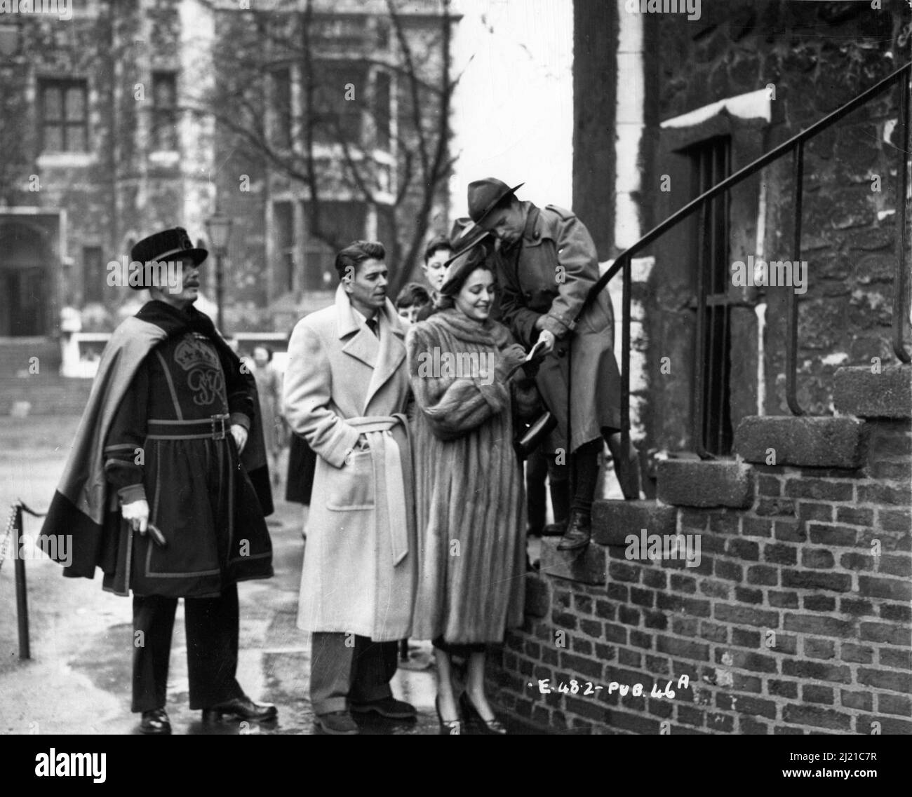 RONALD REAGAN und PATRICIA NEAL geben Boy Scouts Autogramme, während eine Beefeater Guard während eines Besuches im Tower of London in England aufschaut, als sie das HEASTY HEART drehten 1949 Regisseur VINCENT SHERMAN spielt John Patrick Drehbuch Ranald MacDougall Associated British Picture Corporation (BPC) / Warner Bros Stockfoto