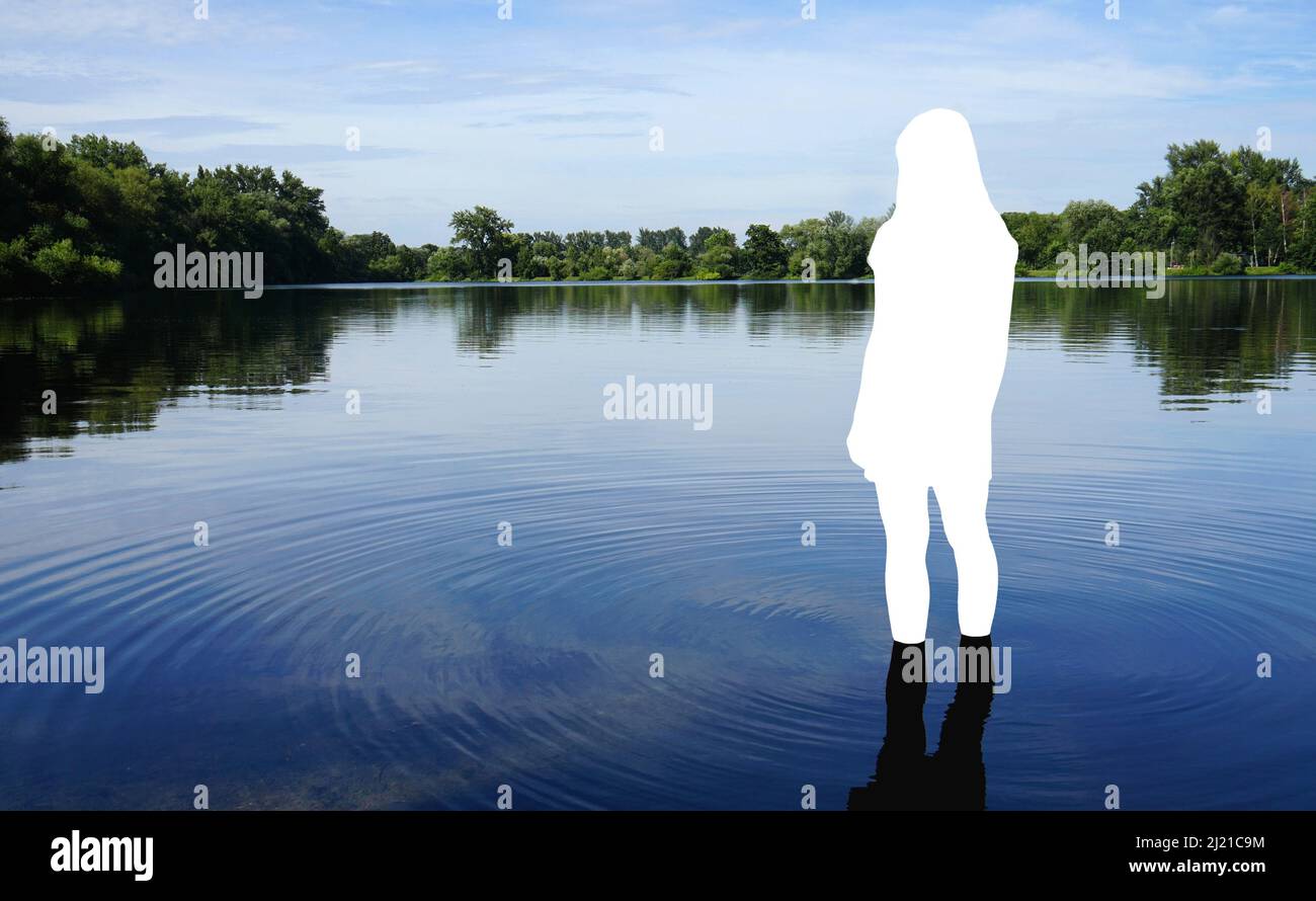 Suizid oder Tod durch Ertrinken Konzept mit menschlichen Figur im Wasser stehen Stockfoto