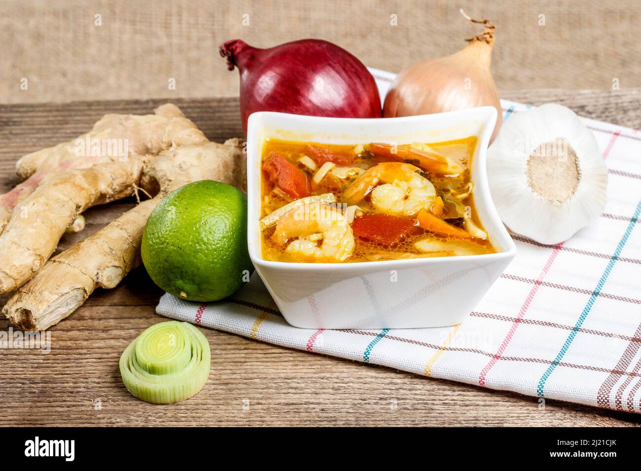 Tom Yum Kung ist eine einfache und beliebte thailändische heiße und saure Suppe, ein traditionelles Gericht Stockfoto