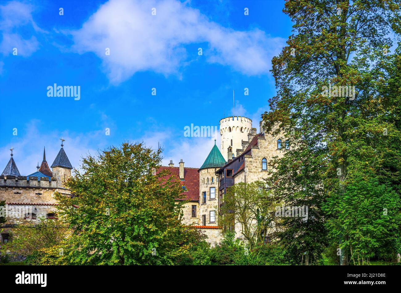 Schloss Lichtenstein in herbstlicher Kulisse, Schwäbische Alb bei Honau, Lichtenstein, Baden-Württemberg, Deutschland. Stockfoto