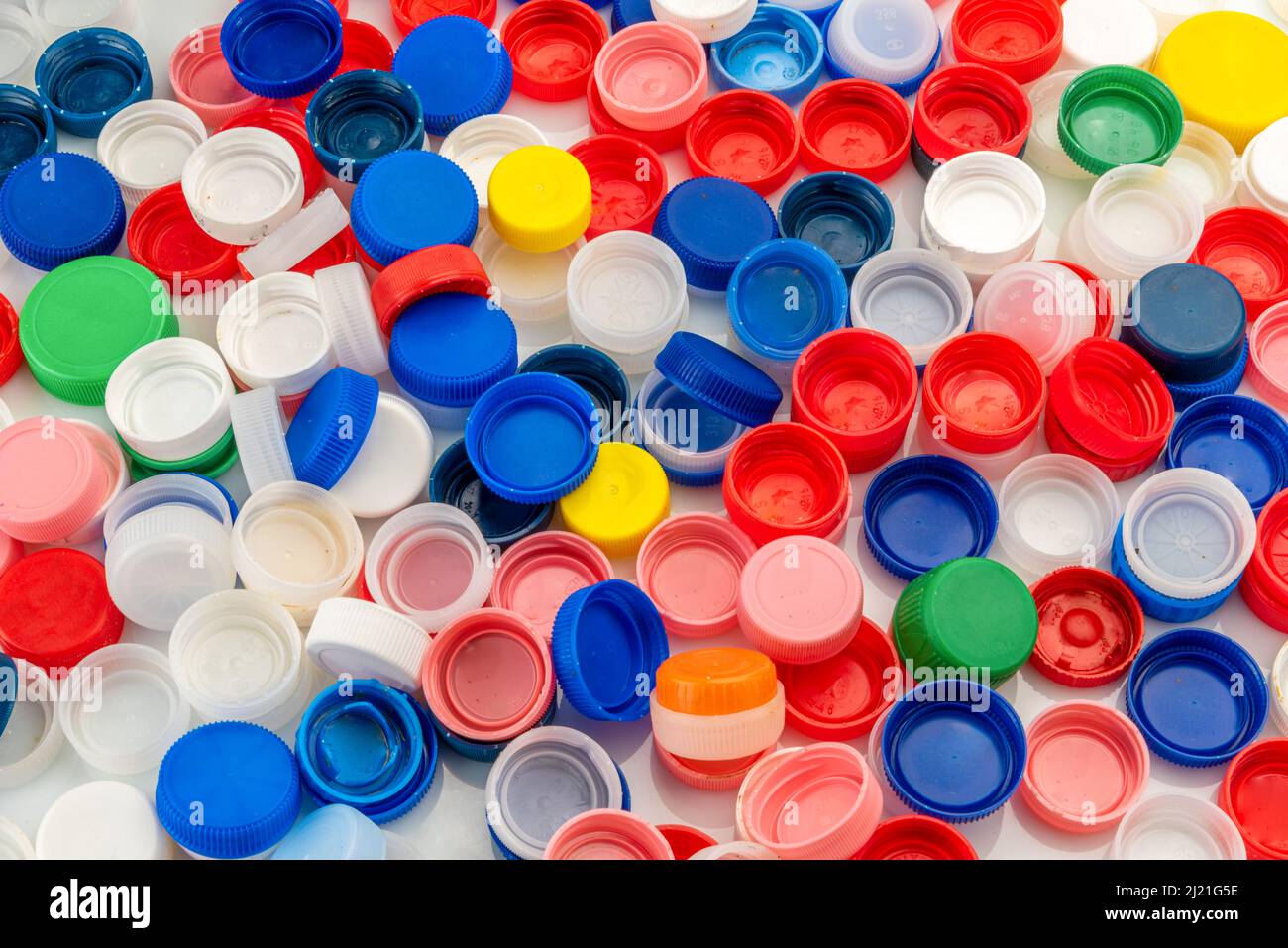 Farbige Kunststoffkappen für Flaschen zum Recycling des Materials in der Draufsicht Stockfoto