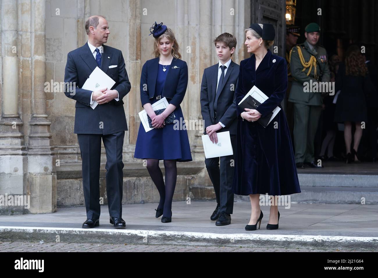 Der Graf und die Gräfin von Wessex, Lady Louise Mountbatten-Windsor und Viscount Severn, die nach einem Gottesdienst zum Thanksgiving für das Leben des Herzogs von Edinburgh in der Westminster Abbey in London auftauchten. Bilddatum: Dienstag, 29. März 2022. Stockfoto