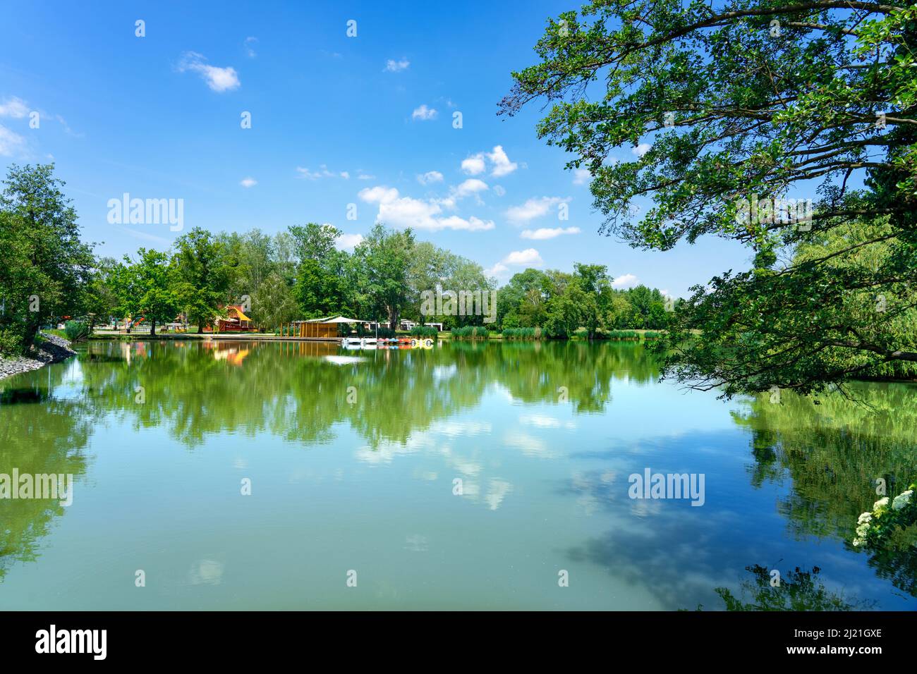 Csonakazo zu Bootssee in Sarvar Ungarn Wasseraktivität Stockfoto