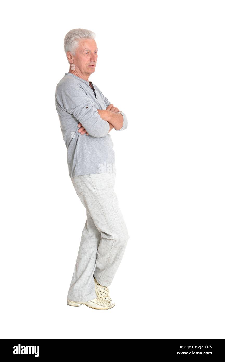 Porträt eines älteren Mannes, der isoliert posiert Stockfoto