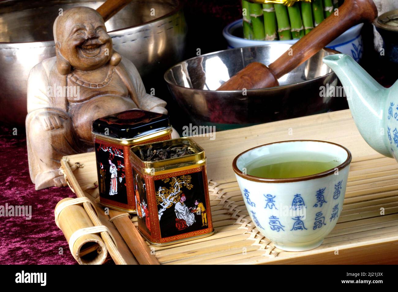 Trinken Sie grünen Tee, Tee mit grünem Tee und fernöstliche Dekoration Stockfoto