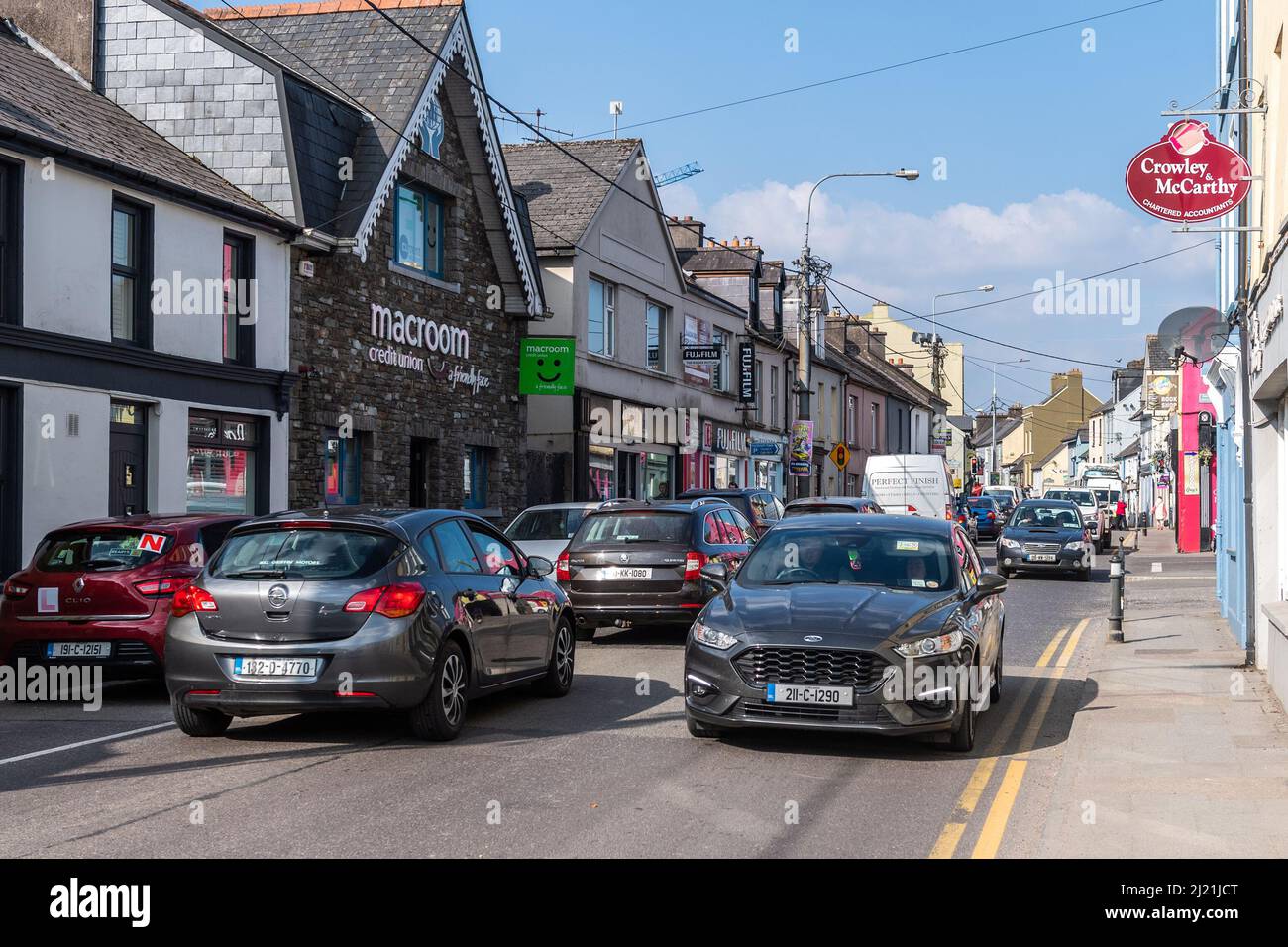 Macroom, West Cork, Irland. 29. März 2022. Die Sonne schien in Macroom für den Markt heute. Viele verschiedene Stände wurden gehandelt und boten eine große Auswahl für die Käufer. Durch Macroom war der Verkehr sehr stark, und die Umgehungsstraße wurde nicht für weitere anderthalb Jahre fertiggestellt. Quelle: AG News/Alamy Live News Stockfoto