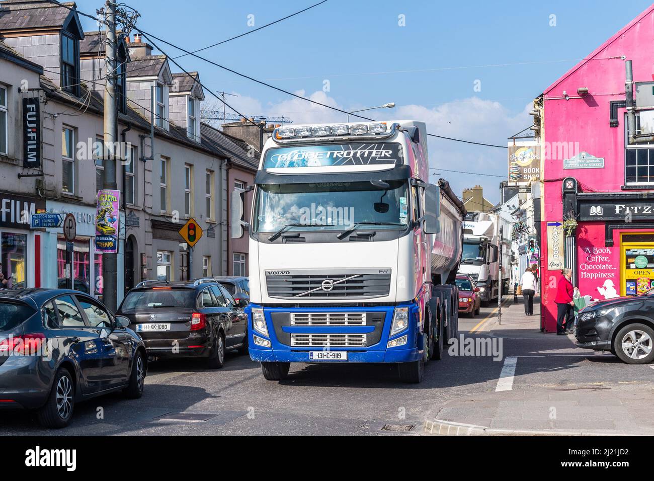 Macroom, West Cork, Irland. 29. März 2022. Die Sonne schien in Macroom für den Markt heute. Viele verschiedene Stände wurden gehandelt und boten eine große Auswahl für die Käufer. Durch Macroom war der Verkehr sehr stark, und die Umgehungsstraße wurde nicht für weitere anderthalb Jahre fertiggestellt. Quelle: AG News/Alamy Live News Stockfoto