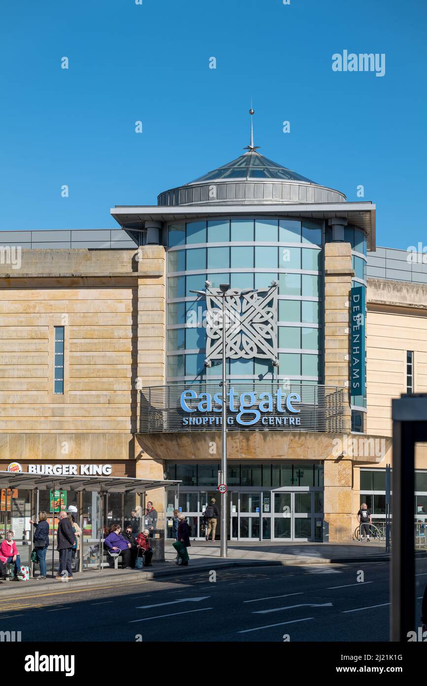 25. März 2022. Eastgate Shopping Centre, Inverness, Schottland. Dies ist das Äußere des Eastgate Shopping Centers an einem sonnigen Tag. Stockfoto