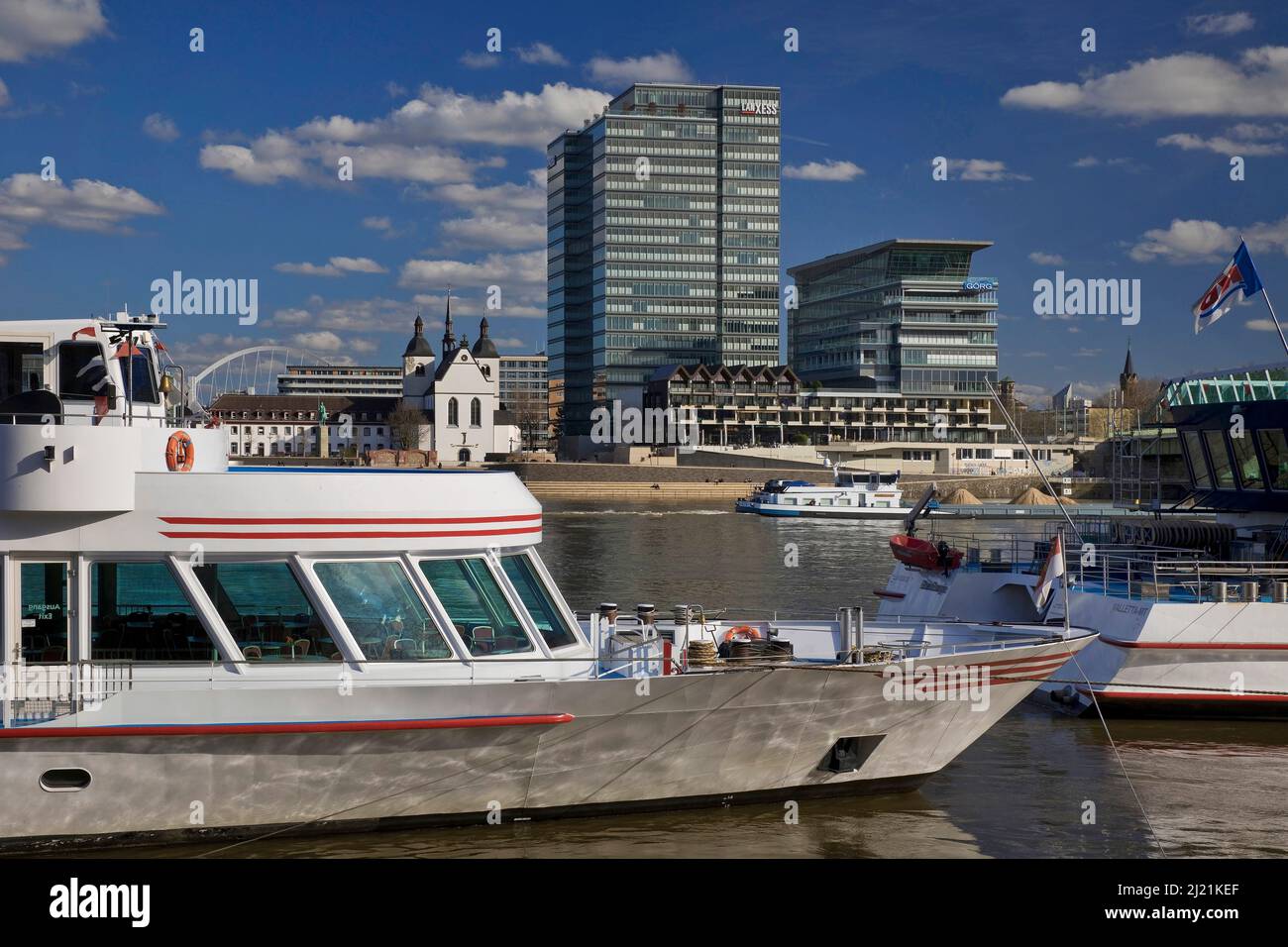 Rhein mit Schiffen und dem Lanxess Tower, Deutschland, Nordrhein-Westfalen, Rheinland, Köln Stockfoto