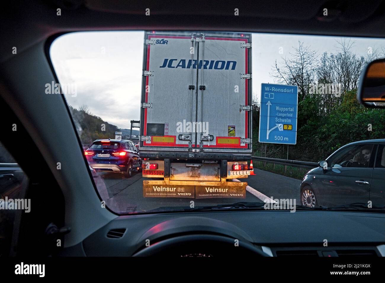 Stau wegen Vollsperrung auf der Autobahn A1, Blick aus dem Auto, Deutschland, Nordrhein-Westfalen, Bergisches Land, Wuppertal Stockfoto