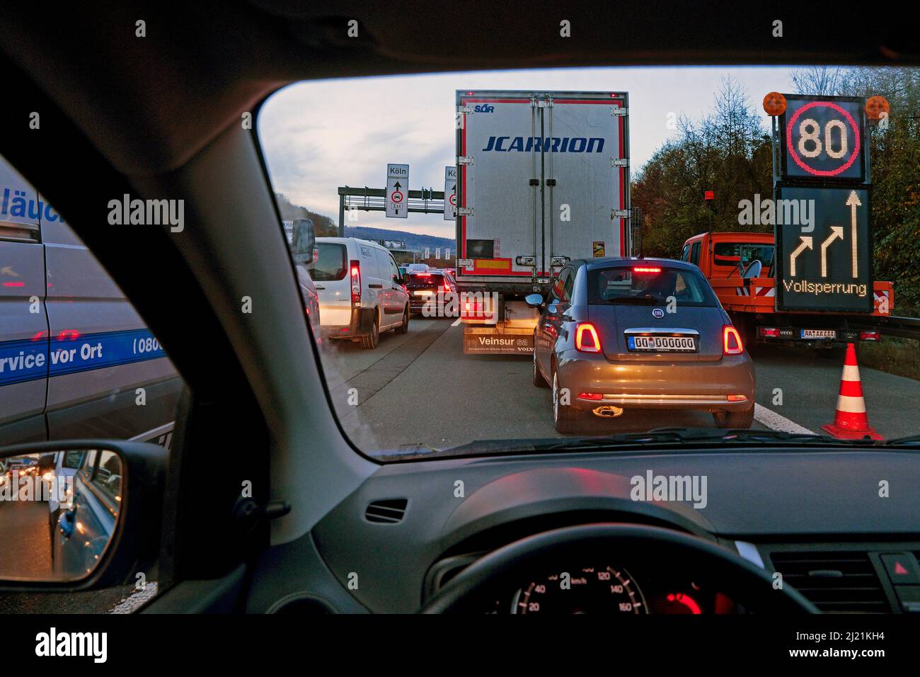 Stau wegen Vollsperrung auf der Autobahn A1, Blick aus dem Auto, Deutschland, Nordrhein-Westfalen, Bergisches Land, Wuppertal Stockfoto