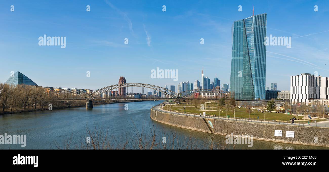 Panorama von Frankfurt am Main mit Deutschherrnbrücke und Europäischer Zentralbank im Vordergrund Stockfoto