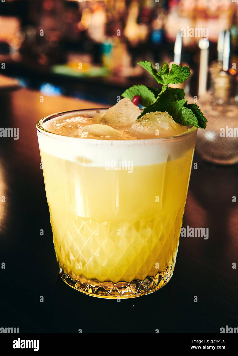 Ein Mai Tai mit einem Zweig Minze und Granatapfelkernen gekrönt Stockfoto