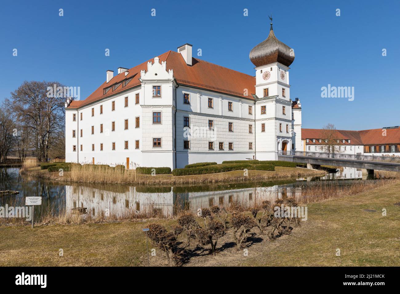 Die Wasserburg der Hohenkammer aus dem 17.. Jahrhundert. Im Besitz der Munich Re AG befinden sich heute ein Konferenzzentrum und Restaurants. Stockfoto
