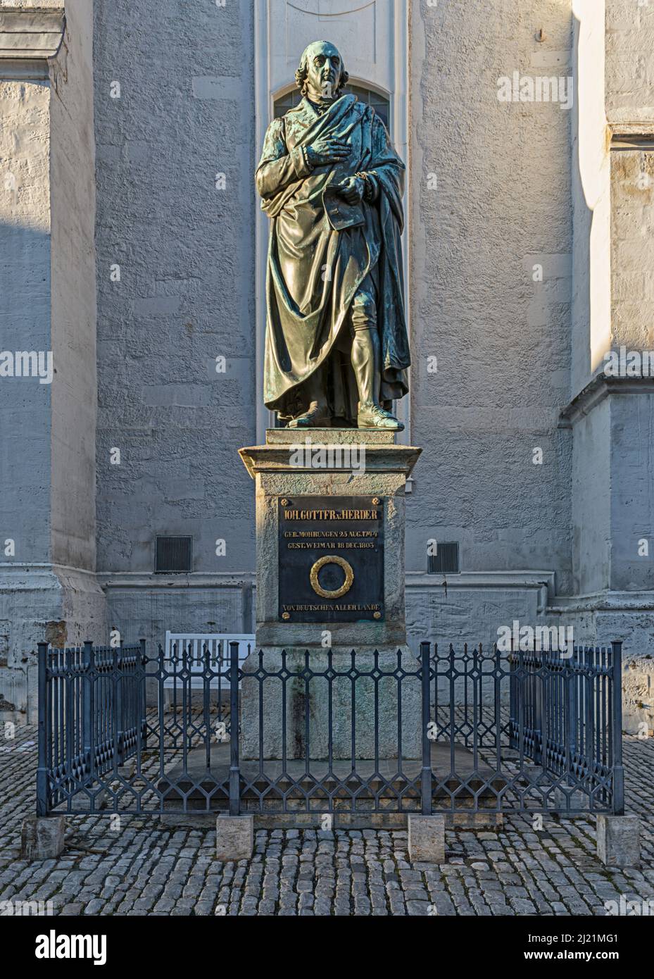 Denkmal für Johann Gottfried von Herder in Weimar, Geermany. Bronzestatue vor der Kirche St. Peter und Paul auf dem Herder Platz. Stockfoto