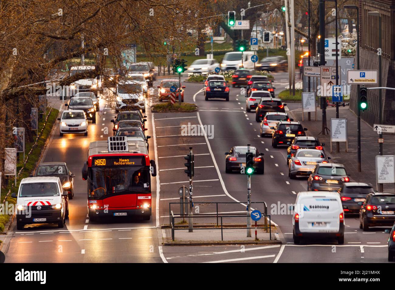 Hauptverkehrszeiten in der Düsseldorfer Innenstadt am frühen Morgen Stockfoto