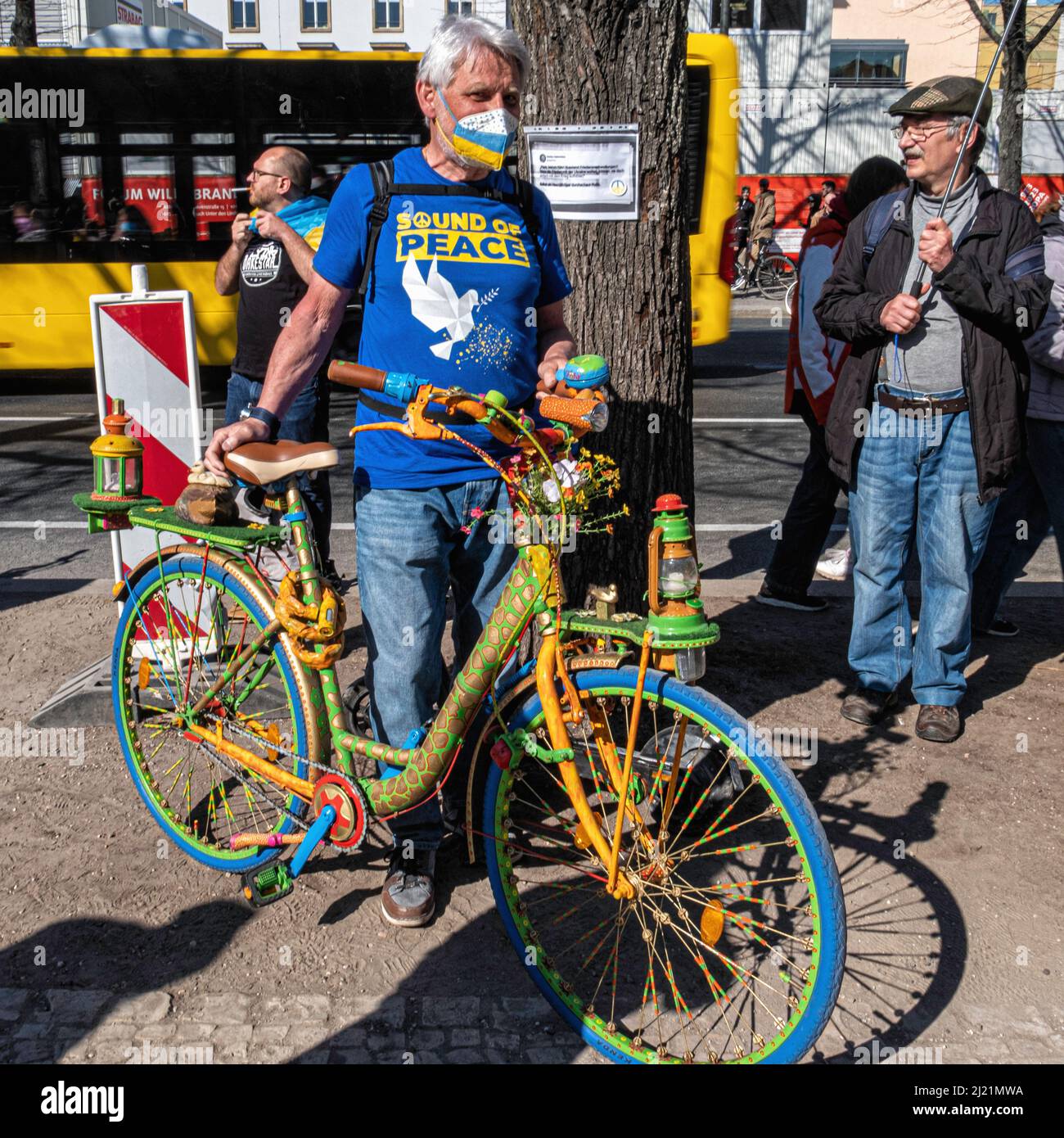 Berlin, Deutschland - älterer Mann schließt sich dem Friedensprotest an, um als Reaktion auf die russische Militäroffensive Solidarität mit der Ukraine zu zeigen. Stockfoto