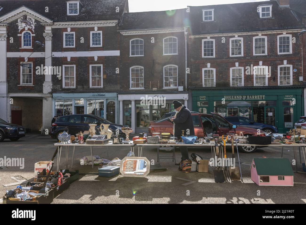 Wochenend-Marktstände vor dem Rathaus in Blandford Forum, Garnisonsstadt in Dorset, England, Vereinigtes Königreich Stockfoto