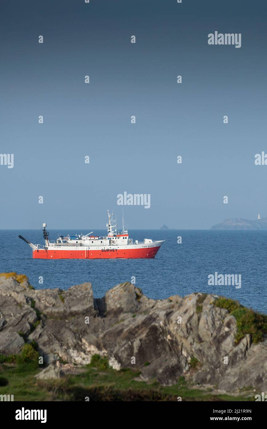 Das Forschungsschiff EGS Ventus, das in der Newquay Bay in Cornwall an Towan Head vorbeifährt, hat eine Dampfschifffahrt durchgeführt. Stockfoto