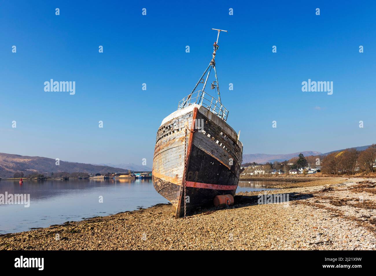 FORT WILLIAM CAOL SCHOTTLAND DAS ALTE BOOT LIEGT VERLASSEN AUF DEM KIESSTRAND Stockfoto