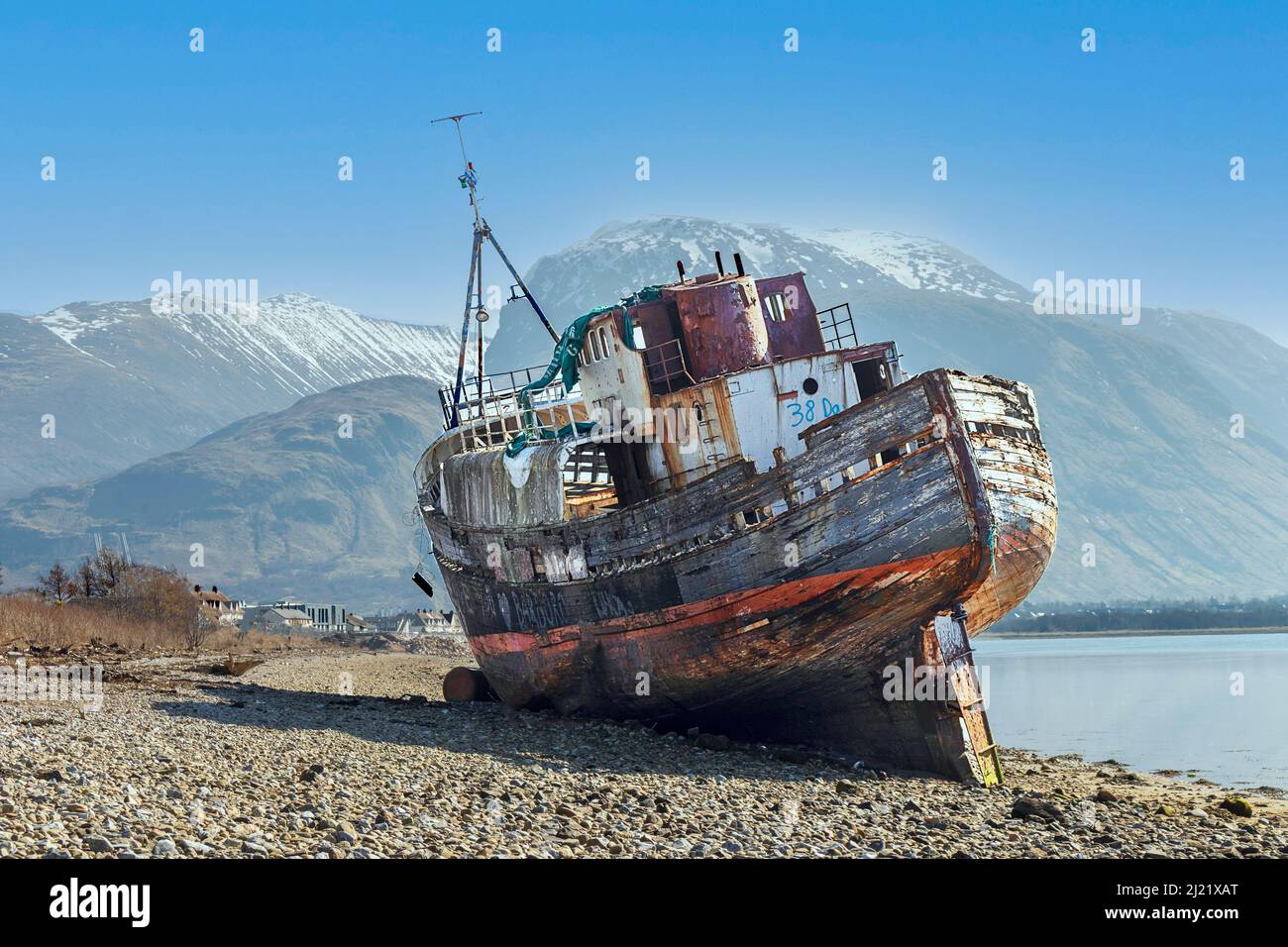 FORT WILLIAM CAOL SCHOTTLAND DAS ALTE VERLASSENE BOOT LIEGT VERLASSEN AUF DEM KIESSTRAND Stockfoto